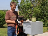 Marc Fehlmann mit Hund vor Briefkasten